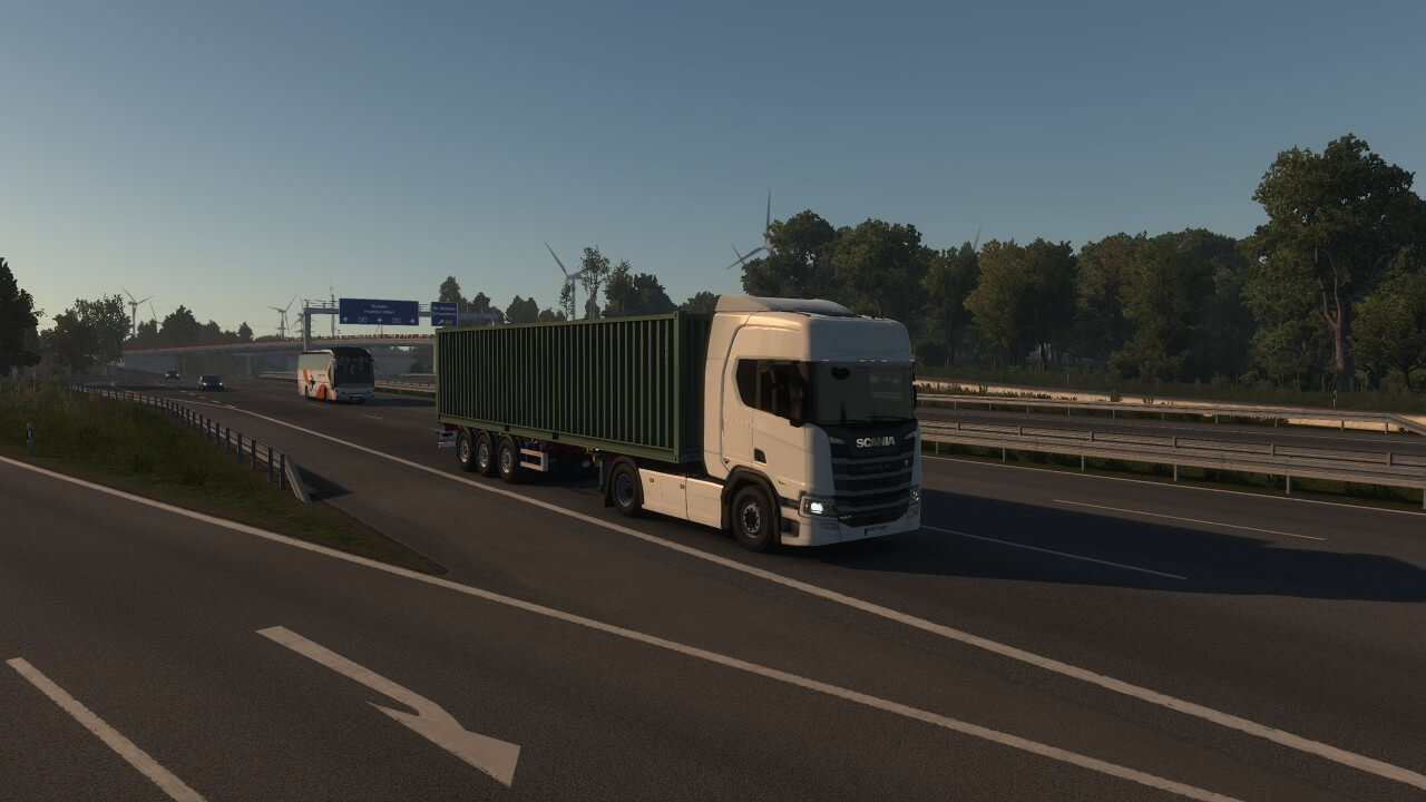 Ein Lkw mit Fracht-Container auf der Autobahn im Euro Truck Simulator 2.