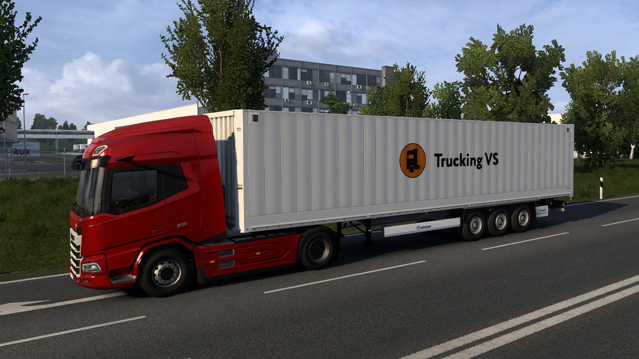 Ein weißer Lkw mit Trucking VS Schriftzug parkt an einer Laderampe.