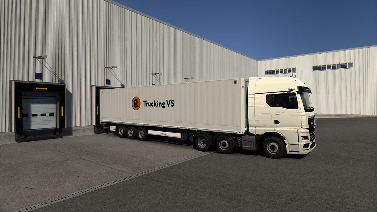 Ein weißer Lkw mit Trucking VS Schriftzug parkt an einer Laderampe.